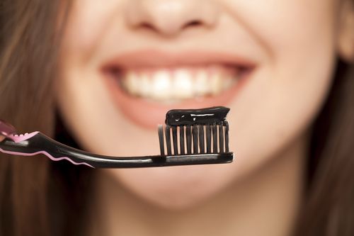 Aktivt kulstof - hvidere tænder på grund af sort pulver? Al information!