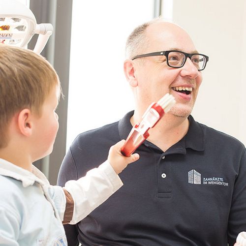 Hvad er fordelen ved en professionel tandrensning? Tandlæge Ulm Hans-Georg Stromeyer